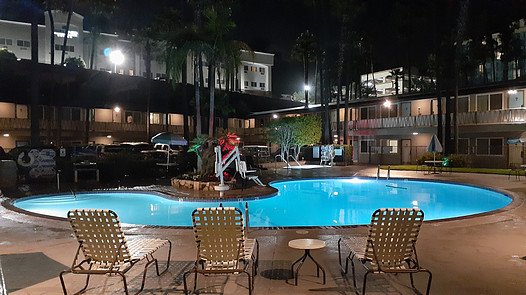 Kings Inn San Diego hotel pool at night